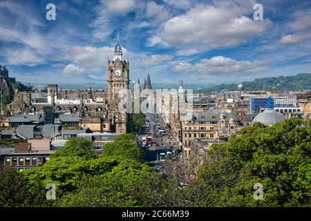 Edinburgh, Schottland - 13. Mai 2019: Luftaufnahme der Princes Street, einer der Hauptverkehrsstraßen der Stadt Edinburgh. Stockfoto