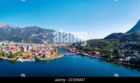 Lecco (IT) - Panorama-Luftaufnahme der Stadt Stockfoto