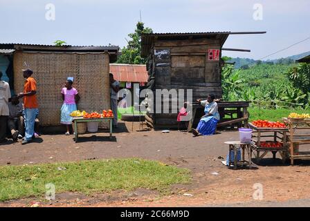 Uganda - 30. August 2010: Straßenszene zeigt ländlichen Markt in Zentral-Uganda. Fast 40% der lokalen Bewohner haben ein monatliches Einkommen von nur 2500 Schilling i Stockfoto