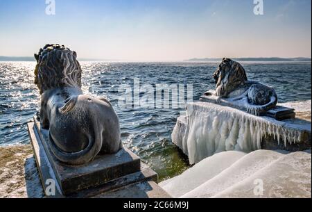 Bayerischer Löwe an einem eisigen Wintertag in Tutzing am Starnberger See, Oberbayern, Bayern, Deutschland Stockfoto