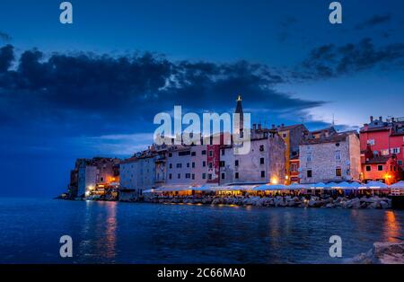 Blick auf Rovinj bei Nacht, Istrien, Kroatien, Europa Stockfoto