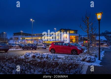 Parkplatz und Einkaufszentrum im Winter bei Nacht, Tutzing, Bayern, Deutschland, Europa Stockfoto