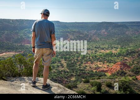 Mann, der am Rande einer Klippe steht, Palo Duro Canyin State Park, Texas Stockfoto