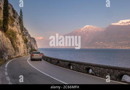 Gardesana Occidentale Staatsstraße auf der westlichen Klippe des Gardasees, Lombardei, Italien, Europa Stockfoto