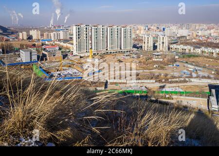 Neue Wohnungen in Ulaanbataar, Mongolei, mit rauchenden Kaminen und Dunst im Hintergrund gebaut Stockfoto