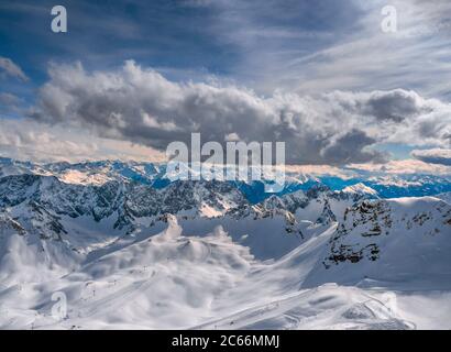 Blick von der Zugspitze (2962m), dem höchsten Berg Deutschlands, auf die Alpen, Bayern, Deutschland, Europa Stockfoto