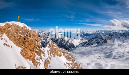 Gipfelkreuz auf der Zugspitze (2962m), dem höchsten Berg Deutschlands, Bayerns, Deutschlands, Europas Stockfoto