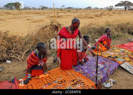 MASAI MARA, KENIA - AUG 24: Lokale Verkäufer aus dem Stamm der Masai bieten am 24. Aug 2010 in Masai Mara Waren auf dem Markt an. Traditionelle handgefertigte Accessoires Stockfoto