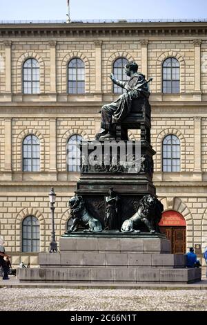 Touristen und Fußgänger auf dem Max-Joseph-Platz neben der Bronzestatue von König Max I., Joseph in München, Stockfoto