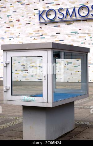 Vor der Vintage-Fassade des bekannten Open-Air-Kinos und Veranstaltungsortes Kosmos im Berliner Stadtteil Kreuzberg-Friedrichshain steht eine Glasvitrine, Stockfoto