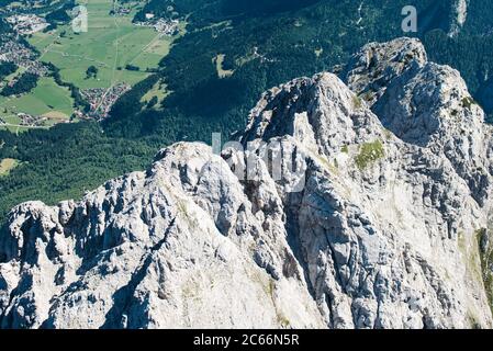 Waxenstein-Gipfel, Dorf Hammersbach bei Grainau im Hintergrund, Luftaufnahme, Garmisch-Partenkirchen, Bayern, Deutschland Stockfoto