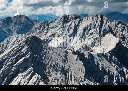 Alpspitze mit Hochblassen und Jubiläumsgrat Arête, Bergsteiger, Luftaufnahme, Garmisch-Partenkirchen, Bayern, Deutschland Stockfoto