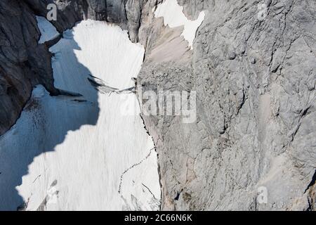 Bergsteiger Schlange am Höllentalferner Gletscher, Luftaufnahme, Wettersteingebirge, Bayern, Deutschland Stockfoto