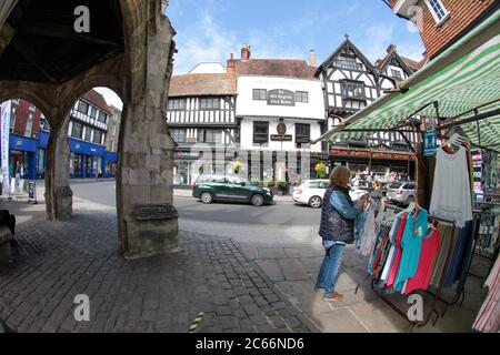 Aus Lockdown heraus – der Markt in Salisbury, Wiltshire. GROSSBRITANNIEN. Langsam wieder nach der Coronavirus-Lockdown im Juli 2020. Stockfoto
