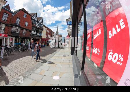 Verkaufsschilder dominieren die Hauptstraße in Salisbury UK, da die Geschäfte nach der Coronavirus-Sperre im Juli 2020 geöffnet werden. Stockfoto