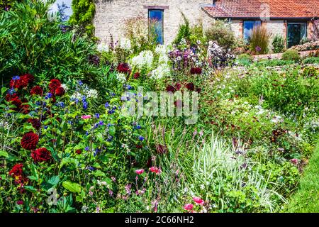 Eine krautige mehrjährige Grenze im Garten eines englischen Landhauses. Stockfoto