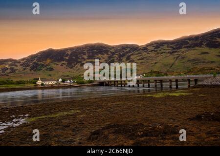 Brücke in der Nähe von Eilean Donan Castle, auf einer Insel an der Stelle, wo drei große Seerochsen verbinden. Stockfoto