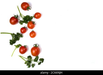 Gemüse aus eigener Anbau. Frisches Bio-Gemüse. Gemüse aus dem Garten. Buntes Gemüse. Kirschtomaten und Grünpflanzen auf weißem Hintergrund. Heilen Stockfoto