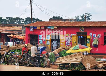 KAMPALA, UGANDA - 26. AUG 2010: Einheimische bereiten Bananen für den Verkauf im Slum von Kampala vor. Fast 40% der Slumbewohner haben ein monatliches Einkommen von nur 2 Stockfoto