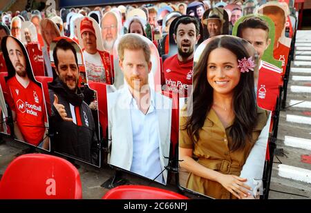 Eine allgemeine Ansicht der Kartonausschnitte von Fans in den Ständen einschließlich der Duke und Duchess of Sussex vor dem Sky Bet Championship Spiel auf dem City Ground, Nottingham. Stockfoto