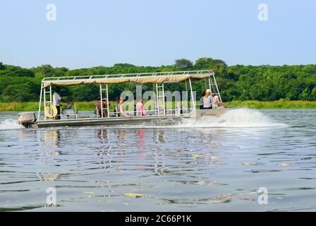 UGANDA - AUG 27, 2010: Touristen haben einen Ausflug zu den Murchison Falls, auch bekannt als Kabarega Falls, ist ein Wasserfall zwischen dem See Kyoga und dem Lake Albert On Stockfoto