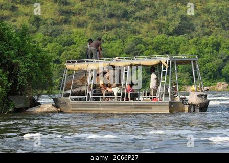 UGANDA - AUG 27, 2010: Touristen besuchen die Murchison Falls, auch bekannt als Kabarega Falls, ist ein Wasserfall zwischen dem Lake Kyoga und dem Lake Albert on the Whit Stockfoto