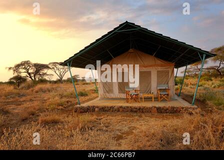 AMBOSELI, KENIA - 23. AUG 2010: Unterkunft in Sentrim Amboseli Tented Camp Luxury Lodge am Abend, Campingplatz in der Nähe des Masai Mara Nationalparks, Ke Stockfoto