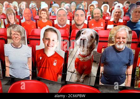 Eine allgemeine Ansicht von Pappe Ausschnitte von Fans in den Ständen einschließlich eines Hundes vor dem Sky Bet Championship Spiel auf dem City Ground, Nottingham. Stockfoto