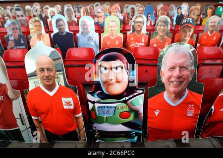 Eine allgemeine Ansicht der Pappe Ausschnitte von Fans in den Ständen einschließlich Buzz Lightyear vor dem Sky Bet Championship Spiel auf dem City Ground, Nottingham. Stockfoto
