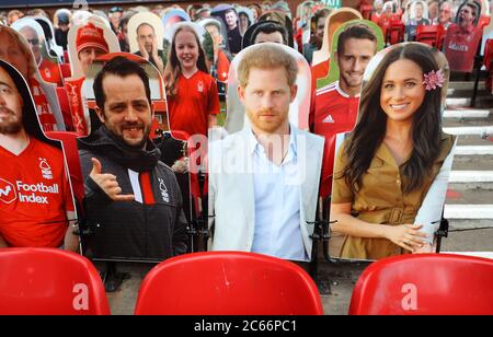 Eine allgemeine Ansicht der Kartonausschnitte von Fans in den Ständen einschließlich der Duke und Duchess of Sussex vor dem Sky Bet Championship Spiel auf dem City Ground, Nottingham. Stockfoto