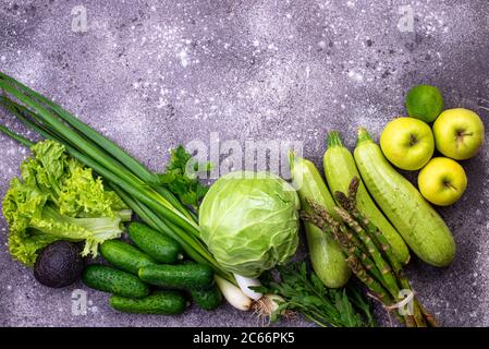 Verschiedene grüne Gemüse und Obst Stockfoto