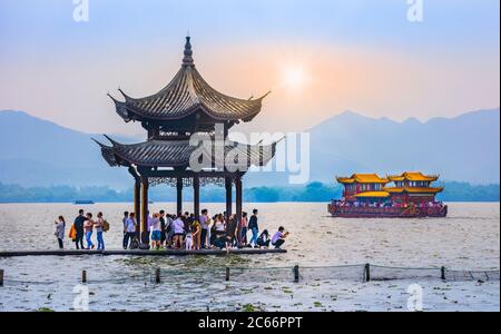 China, Hangzhou City, West Lake bei Sonnenuntergang Stockfoto