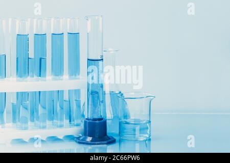 Laborglas mit Pipette und Reagenzgläsern. Wissenschaftliche Laborausrüstung Stockfoto