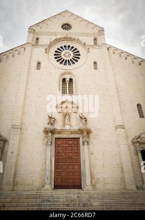 Außenfassade der Basilika San Nicola in Bari - Italien Stockfoto