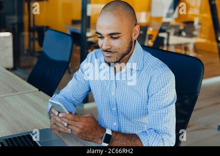 Gut aussehend fröhlich afroamerikanischen Executive Business Mann in Startup-Büro Stockfoto
