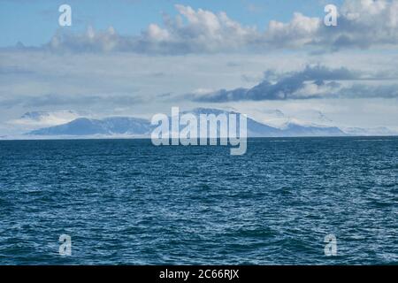 Island, Reykjavik Harbour, Bootour, Walbeobachtung, Wasser und Berge in der Ferne Stockfoto