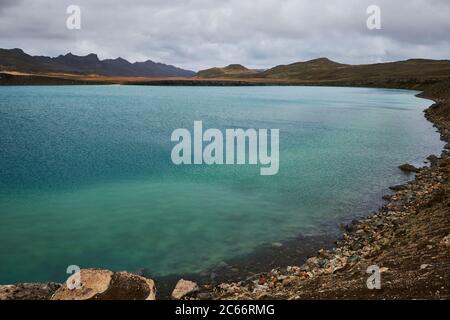 Island, See in Kr suvík auf der Halbinsel Reykjanes Stockfoto