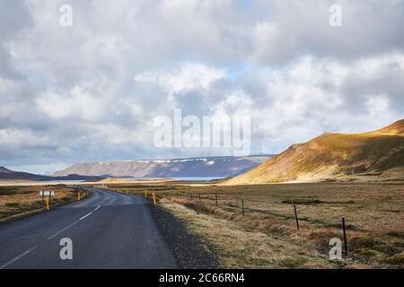 Island, Straße durch Kr suvík auf der Halbinsel Reykjanes Stockfoto