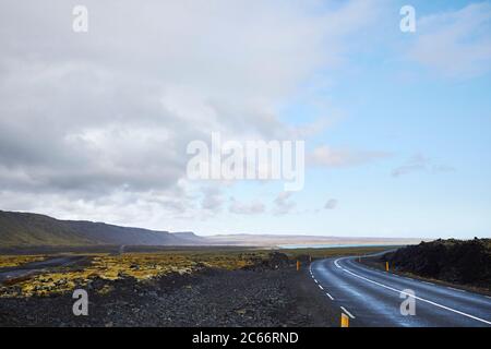 Island, Straße durch Kr suvík auf der Halbinsel Reykjanes Stockfoto