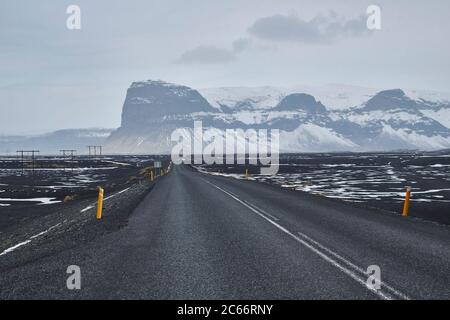 Straße durch schneebedeckte isländische Berge, Ostfjorde, Straße Nr. 1 Stockfoto