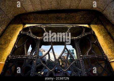 Detail in der Haupttür der Casa Mila (auch bekannt als La Pedrera) des katalanischen modernistischen Architekten Antoni Gaudi auf der berühmten Avinguda de Gracia Straße im Eixample-Viertel in der Stadt Barcelona in Katalonien Spanien Stockfoto