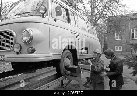 30. November 1985, Sachsen, Leipzig: Mitte der 1980er Jahre wird in Eilenburg ein Barkas B 1000-Rettungswagen inspiziert. Das genaue Datum der Inspektion ist nicht bekannt. Foto: Volkmar Heinz/dpa-Zentralbild/ZB Stockfoto