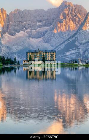 Misurina und der See mit dem Sorapis Berg im Hintergrund, Auronzo di Cadore, Belluno, Venetien, Italien Stockfoto