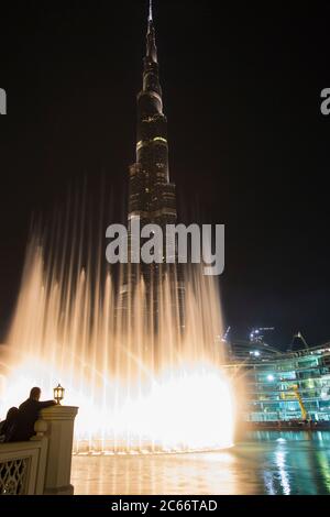 Beleuchteter Burj Khalifa Wolkenkratzer mit Brunnenschau in Dubai bei Nacht, VAE Stockfoto