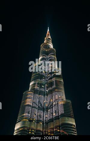 Bunte Beleuchtung des Burj Khalifa in Dubai bei Nacht, das höchste von Menschen geschaffte Bauwerk der Welt mit 828 Metern, Dubai, Vereinigte Arabische Emirate, Stockfoto