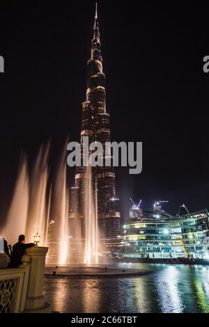 Beleuchteter Burj Khalifa Wolkenkratzer mit Brunnenschau in Dubai bei Nacht, VAE Stockfoto