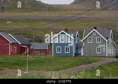 Holzhäuser in Veines, Kongsfjord Gjestehus, Finnmark, Nordnorwegen Stockfoto