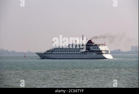 Das Taipan Passagierschiff in der Penang Strait Stockfoto