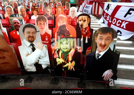 Eine allgemeine Ansicht von Kartonausschnitten von Fans in den Tribünen einschließlich Grotbags die Hexe und die Office-Charaktere David Brent und Chris Finch vor dem Sky Bet Championship Spiel auf dem City Ground, Nottingham. Stockfoto