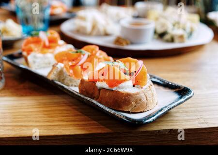 Bruschettas mit geräuchertem Lachs und Frischkäse, getönte Stockfoto